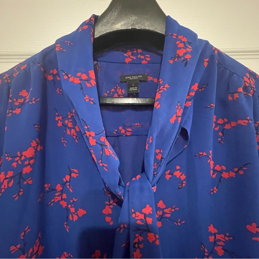 Ann Taylor Ann (L)Tie Neck Top in bright blue and printed coral flowers